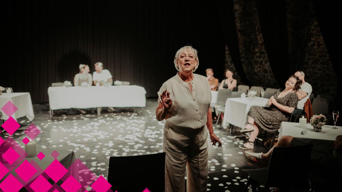 Une femme de 50 ans fait un discours à un mariage.
