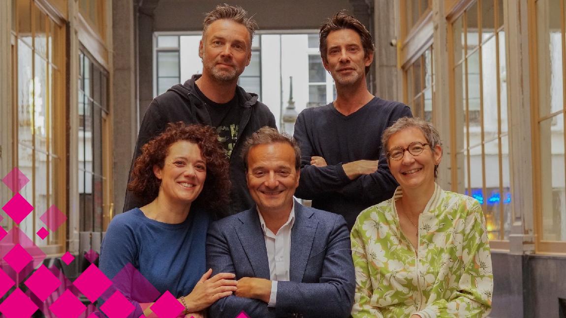 Les 5 comédiens du spectacle Le Prénom prennent la pose et sourient.