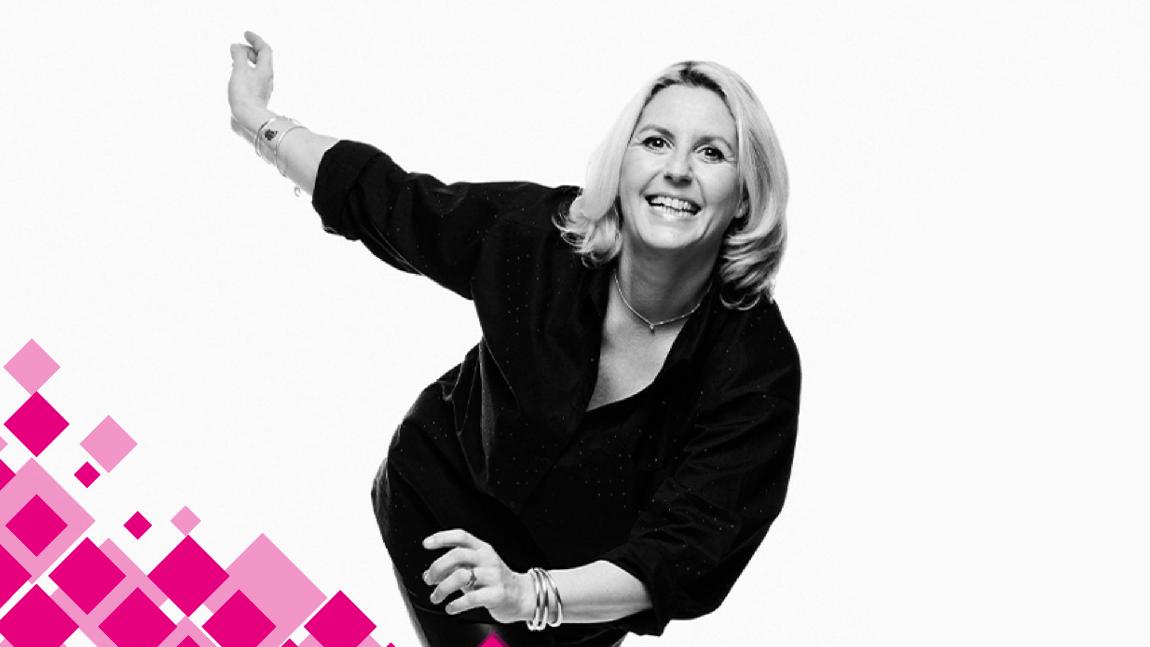 Portrait de Véronique Gallo qui danse et sourit.