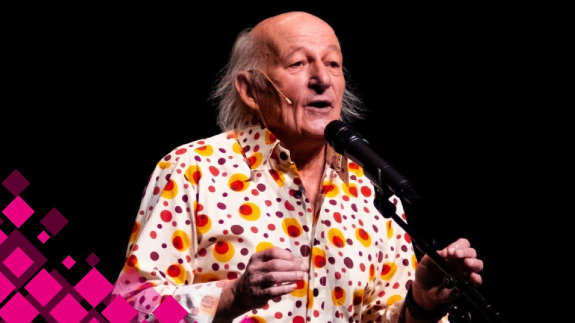 Le comédien Joseph Collard parle au micro.