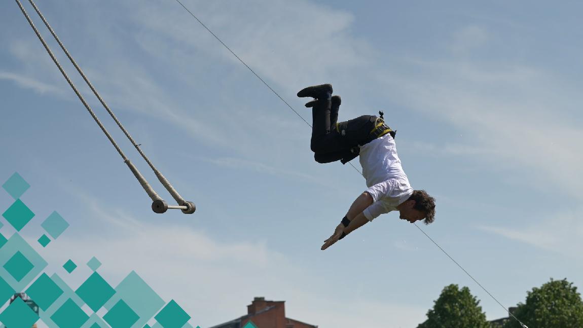 Des acrobates font des pirouettes.
