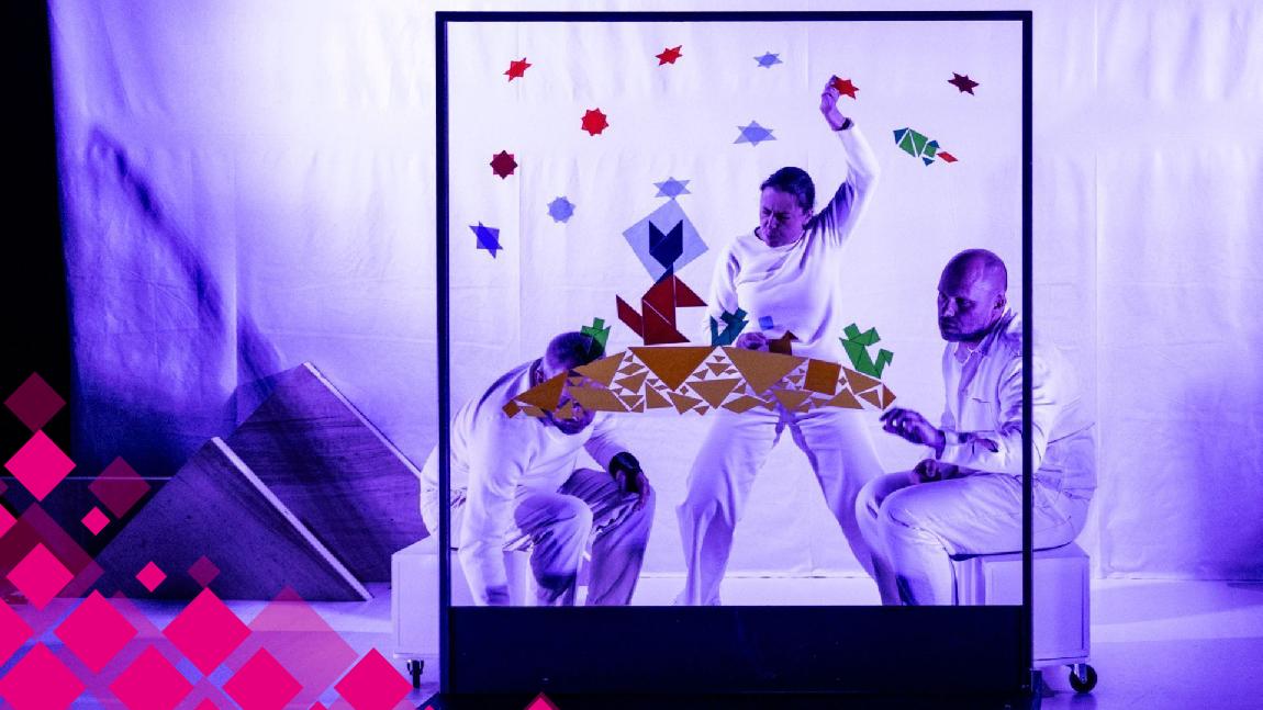 Trois comédiens manipulent des formes colorées.