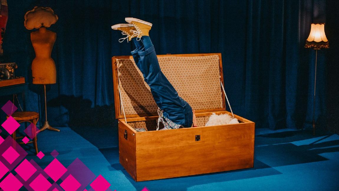 Deux jambes sortent d'une grande valise.