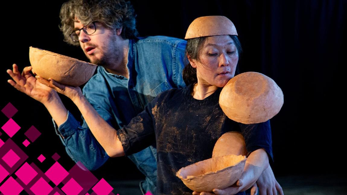 Une homme et une femme jonglent avec des bols.