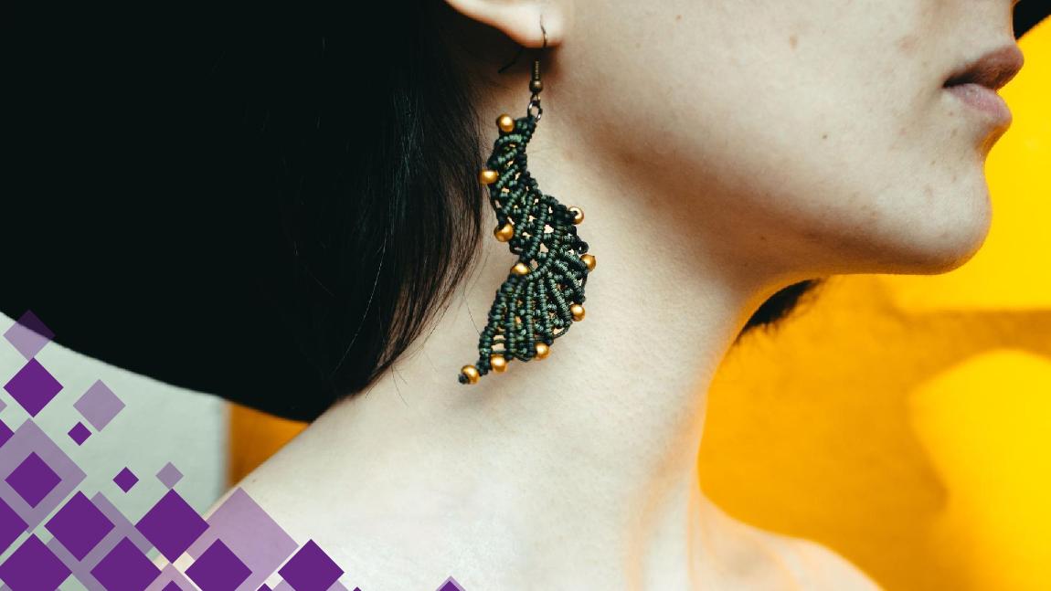 Des boucles d'oreille en perles vertes et dorées.