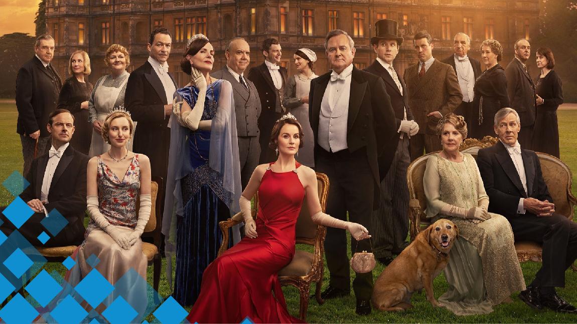 Les personnages de Dowton Abbey posent devant le château.