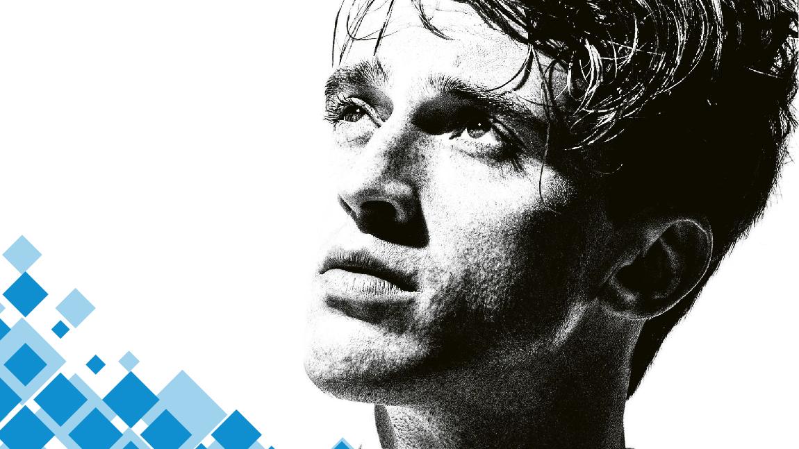 Photo en noir et blanc d'un jeune homme qui regarde vers le ciel.