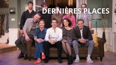 Les 5 comédiens du spectacle Le Prénom prennent la pose et sourient.