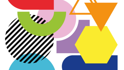 Des enfants courent autour d'une oeuvre de 2 mètres de hauteur et fabriquée avec des panneaux translucides colorés.