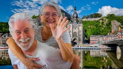 Un groupe de personnes âgées discutent en rond dehors.